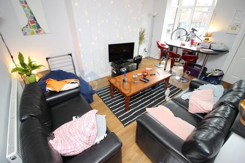 5 bedroom terraced house to rent - 4 Wrangthorn Terrace, Hyde Park,, Leeds LS6