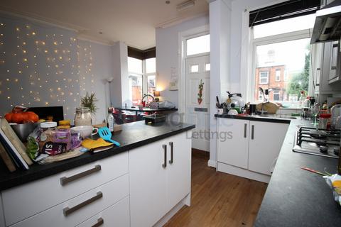 5 bedroom terraced house to rent, Wrangthorn Terrace, Hyde Park, Leeds LS6