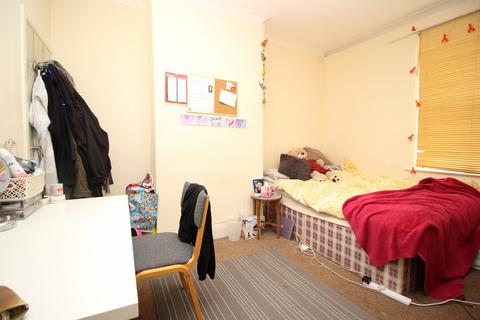 5 bedroom terraced house to rent - Burly Lodge Road, Hyde Park, Leeds LS6