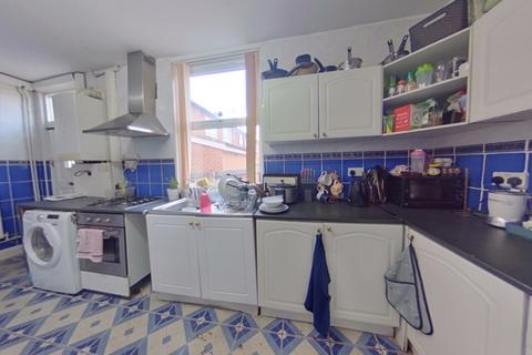 6 bedroom terraced house to rent, 12 Chestnut Avenue, Hyde Park, Leeds LS6