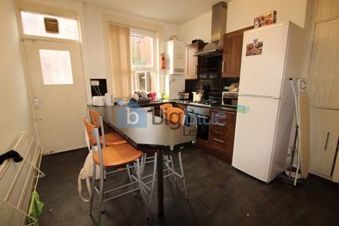 4 bedroom terraced house to rent, 7 Welton Place, Hyde Park, Leeds LS6