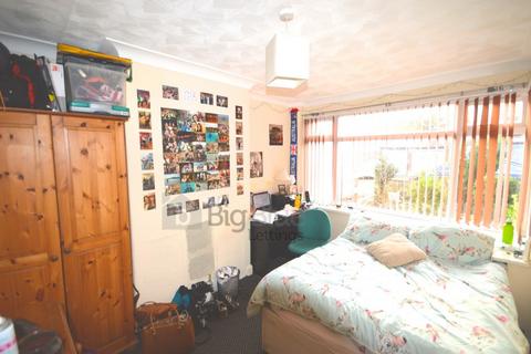 5 bedroom semi-detached house to rent, 48 Welton Mount, Hyde Park, Leeds LS6