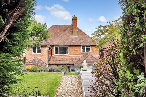 28 High View Road, Guildford, GU2 7RS