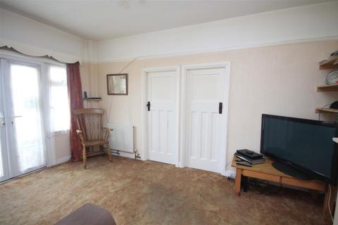 74 Broadway, Jaywick, Clacton-on-sea, CO15 2HF