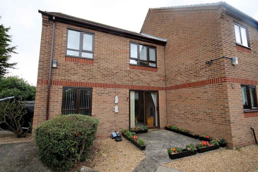 Wash Lane, Clacton on Sea CO15 2 bed apartment for sale £120,000