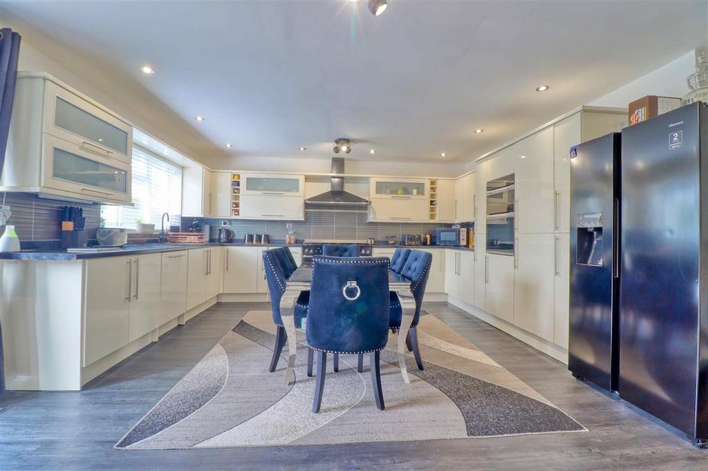 Holland on Sea CO15 4 bed detached house for sale £560,000