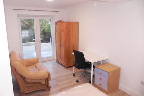 1 bed house for rent in Hillview Crescent, Guildford