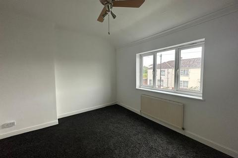 2 bedroom terraced house to rent, Avenue Road, Doncaster