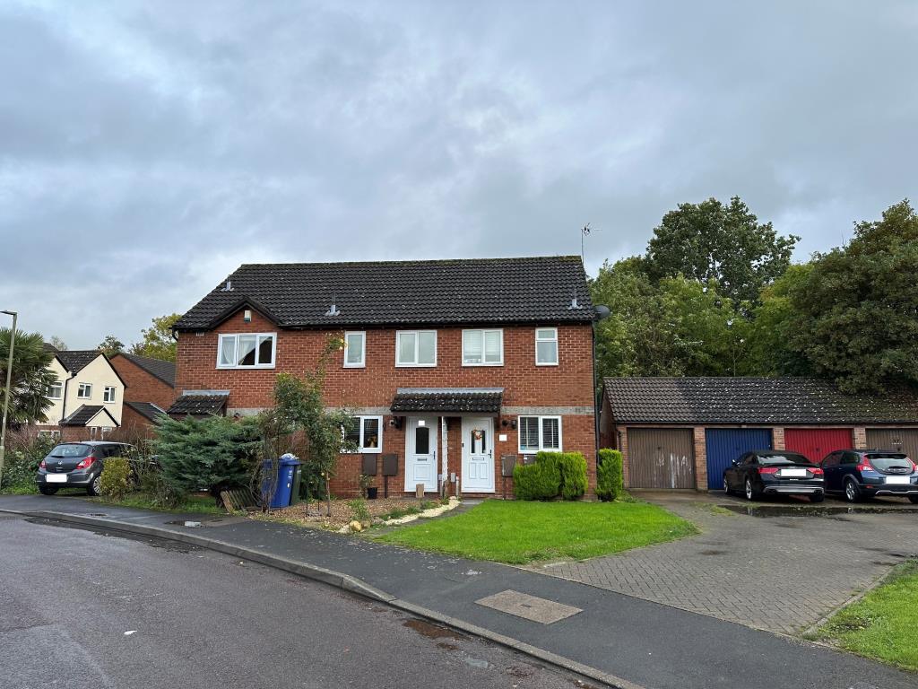 Kestrel Way, Bicester, OX26 2 bed terraced house £1,300 pcm (£300 pw)
