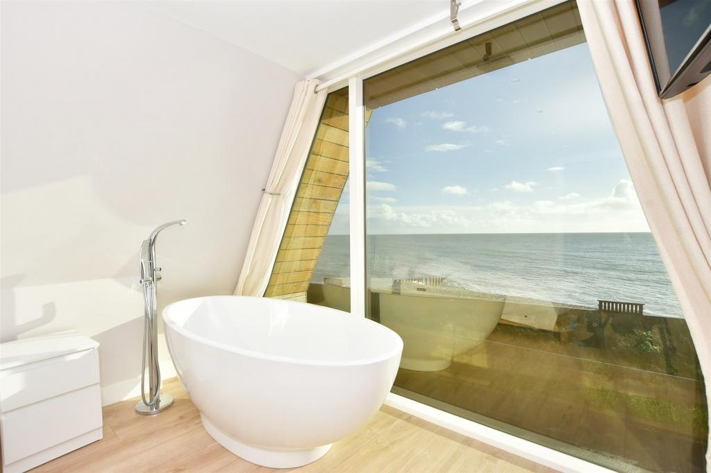 East Beach Road, Selsey, West Sussex 6 bed detached house for sale £