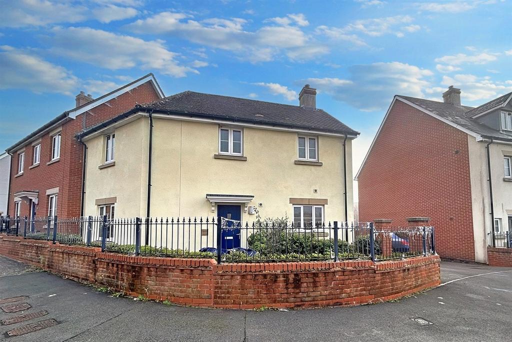 Amesbury 3 bed semidetached house for sale £300,000