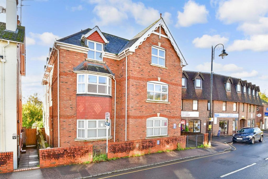 Lower Street, Pulborough, West Sussex 2 bed ground floor flat for sale