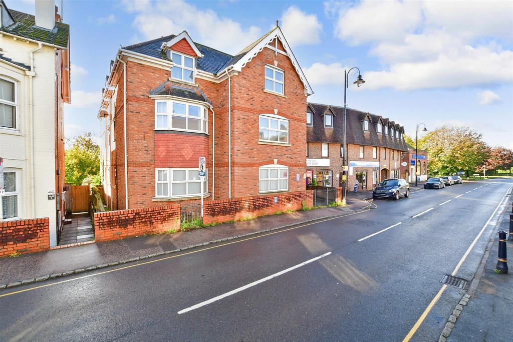 Lower Street, Pulborough, West Sussex 2 bed ground floor flat for sale