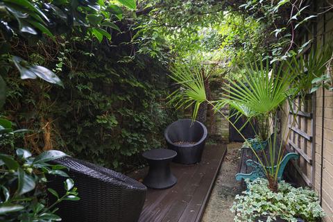 2 Worcester Road, London, SW19 7QG