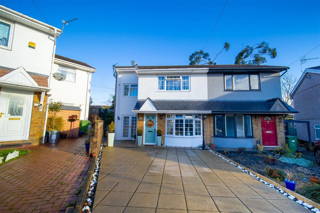 St. Andrews Road, Penycoedcae, Pontypridd, CF37 1XF 4 bed semidetached