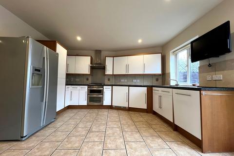 4 bedroom semi-detached house to rent, Pavilion Way, Ruislip HA4