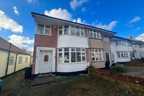 4 bedroom semi-detached house to rent, Pavilion Way, Ruislip HA4