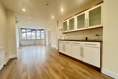 4 bedroom semi-detached house to rent, Pavilion Way, Ruislip HA4