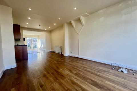 4 bedroom semi-detached house to rent, Pavilion Way, Ruislip HA4