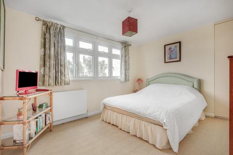 25 Ryecroft Avenue, Twickenham, TW2 6HH