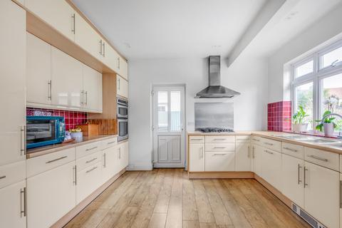 25 Ryecroft Avenue, Twickenham, TW2 6HH