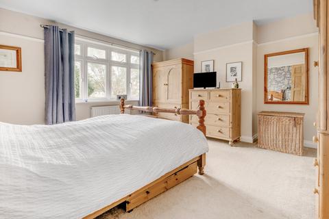 25 Ryecroft Avenue, Twickenham, TW2 6HH