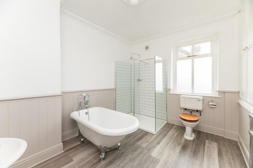 Bank Parade, Otley, West Yorkshire, LS21 3 bed end of terrace house for