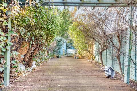 39 Queens Road, New Malden, KT3 6BY