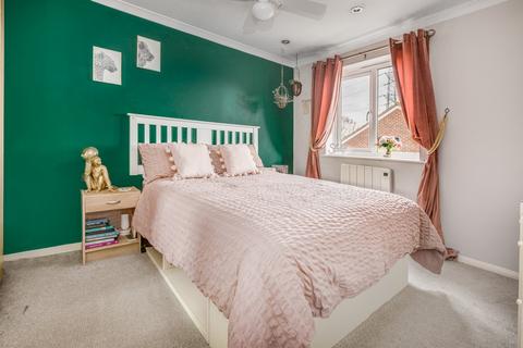 2 bedroom flat for sale, Percy Gardens, Worcester Park, KT4