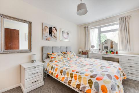 1 Crispin Close, Ashtead, KT21 1LG