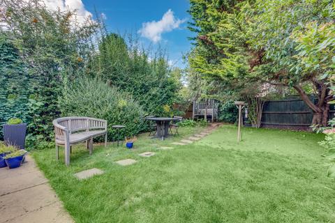 1 Crispin Close, Ashtead, KT21 1LG