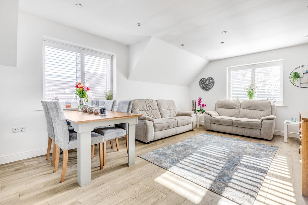 Ceres Crescent, Epsom, KT17 2 bed flat for sale £385,000