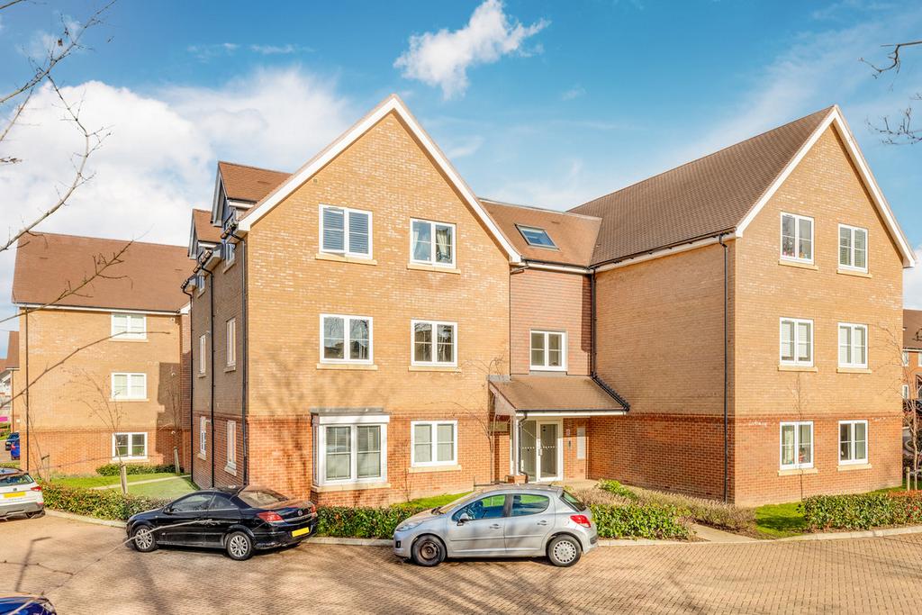 Ceres Crescent, Epsom, KT17 2 bed flat for sale £385,000