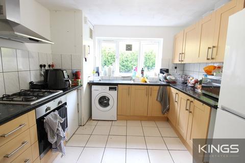 6 bedroom semi-detached house to rent, Avenue Road