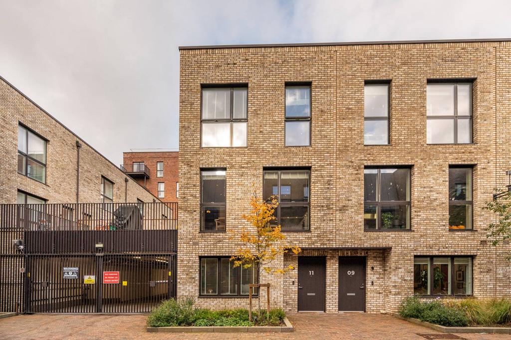 Hackney Wick, Hackney Wick, London, E20 4 bed terraced house to rent