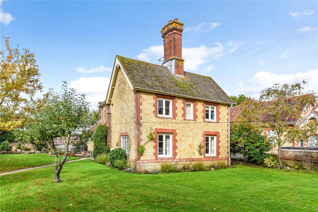 Easebourne Street, Midhurst, West Sussex, GU29 3 bed detached house for