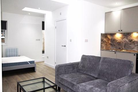 Studio to rent, Fashion Street, London