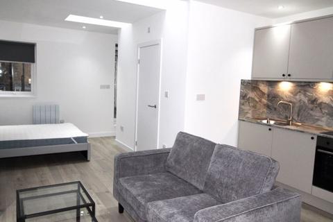 Studio to rent, Fashion Street, London