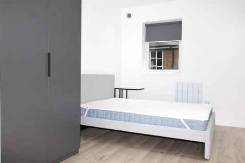 Studio to rent, Fashion Street, London