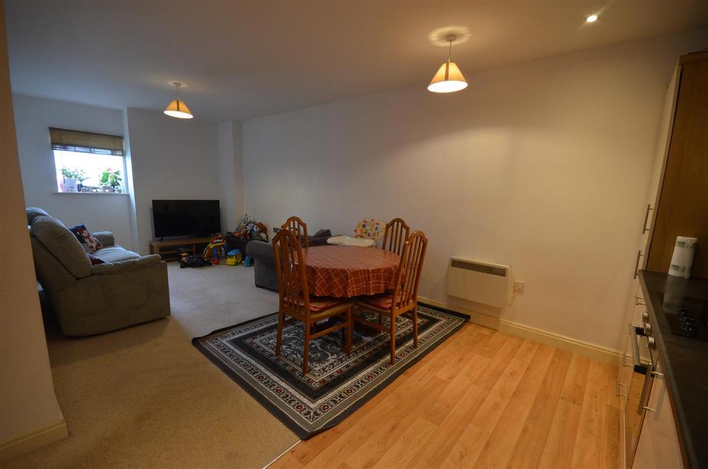 Ushers Court, Trowbridge BA14 2 bed flat for sale £149,950