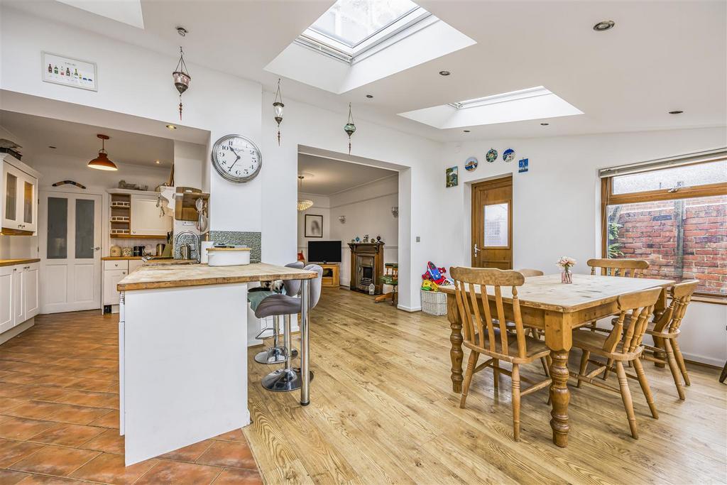 Lonsdale Avenue, Portsmouth PO6 3 bed end of terrace house for sale £