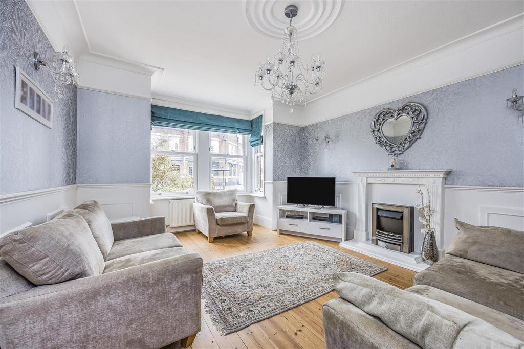 Lonsdale Avenue, Portsmouth PO6 3 bed end of terrace house for sale £