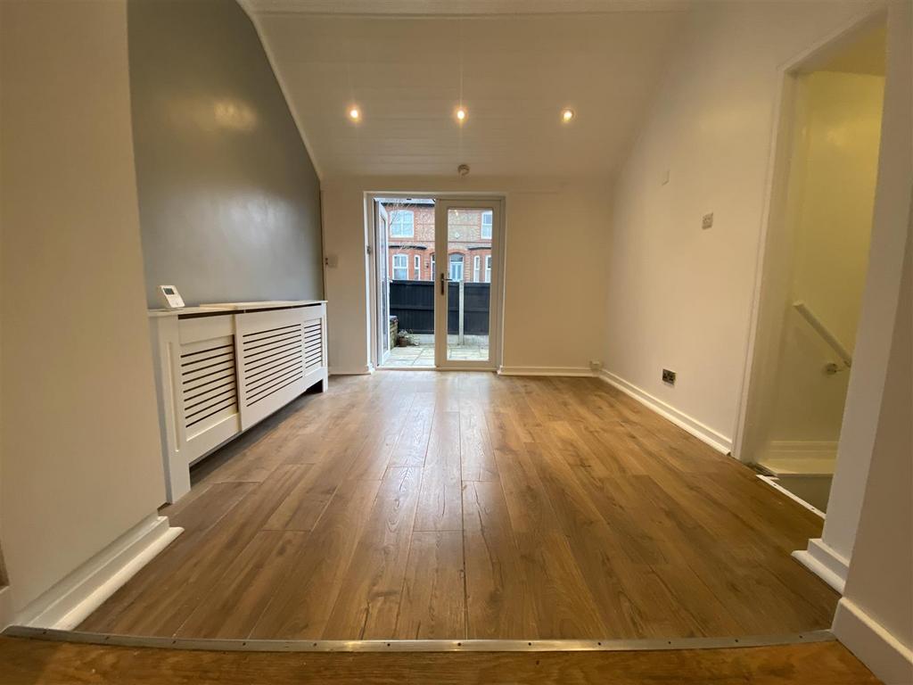 Stamford Park Road, Hale, Altrincham 1 bed apartment £875 pcm (£202 pw)