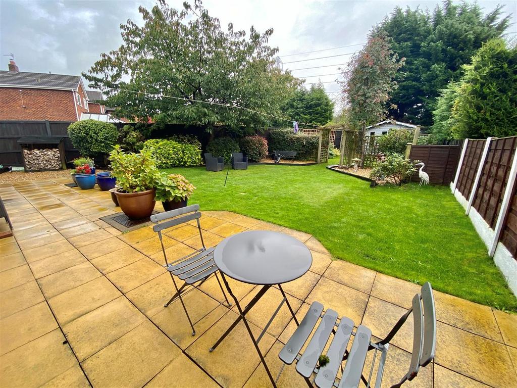 Rugby Drive, Macclesfield 4 bed link detached house £435,000