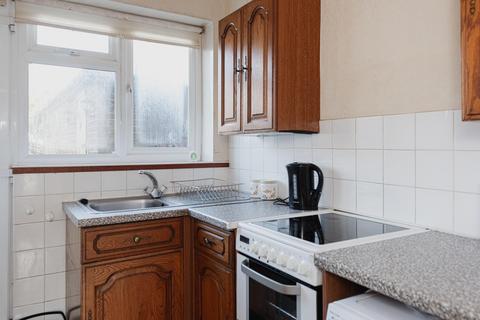 100 Hatch Gardens, Tadworth, KT20 5JT
