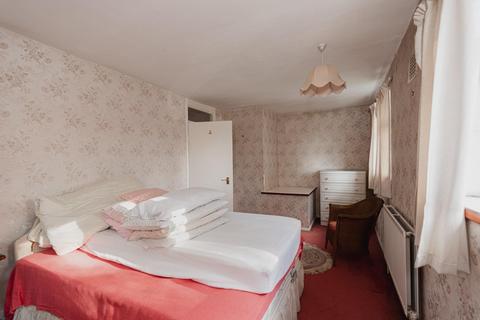 100 Hatch Gardens, Tadworth, KT20 5JT