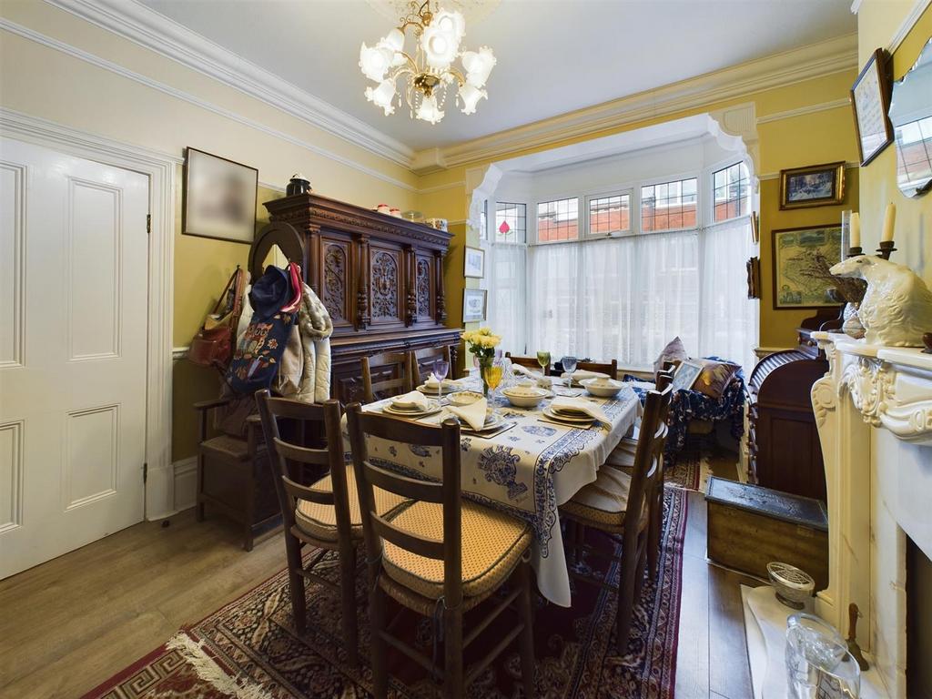 Dining room: