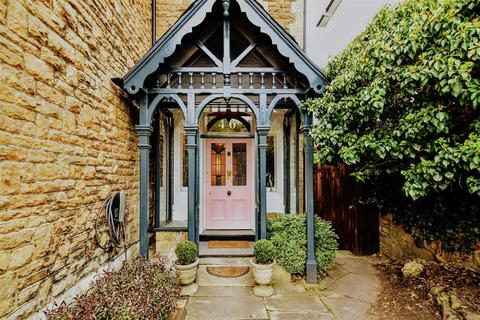 46 Bath Road, Swindon, SN1 4AY