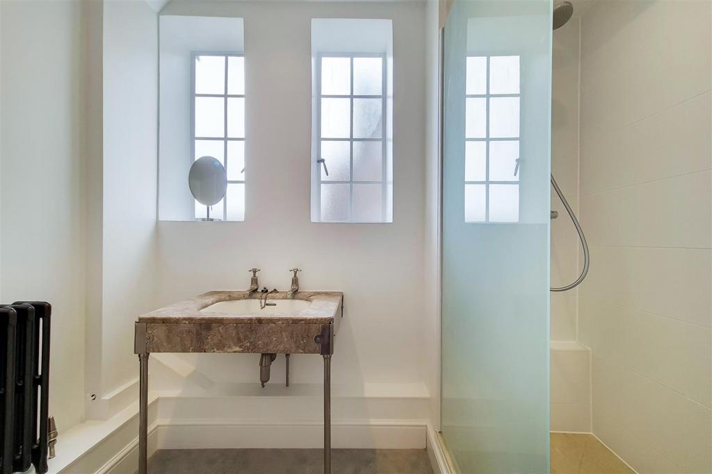 6 Bathroom-0.jpg