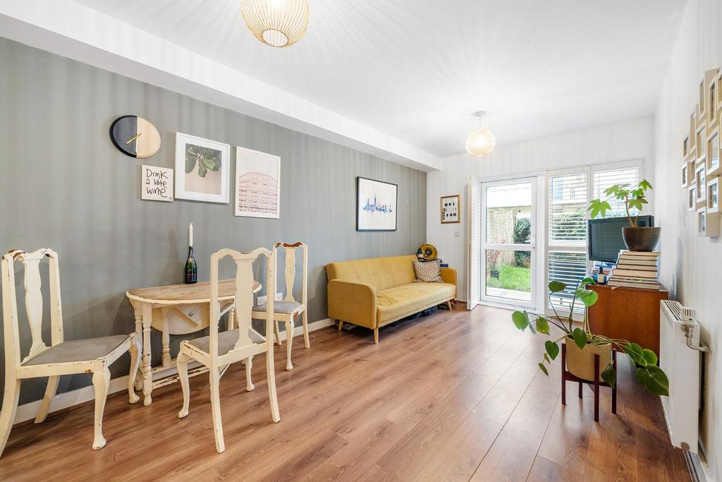 Limerick Close, SW12 1 bed flat for sale £475,000